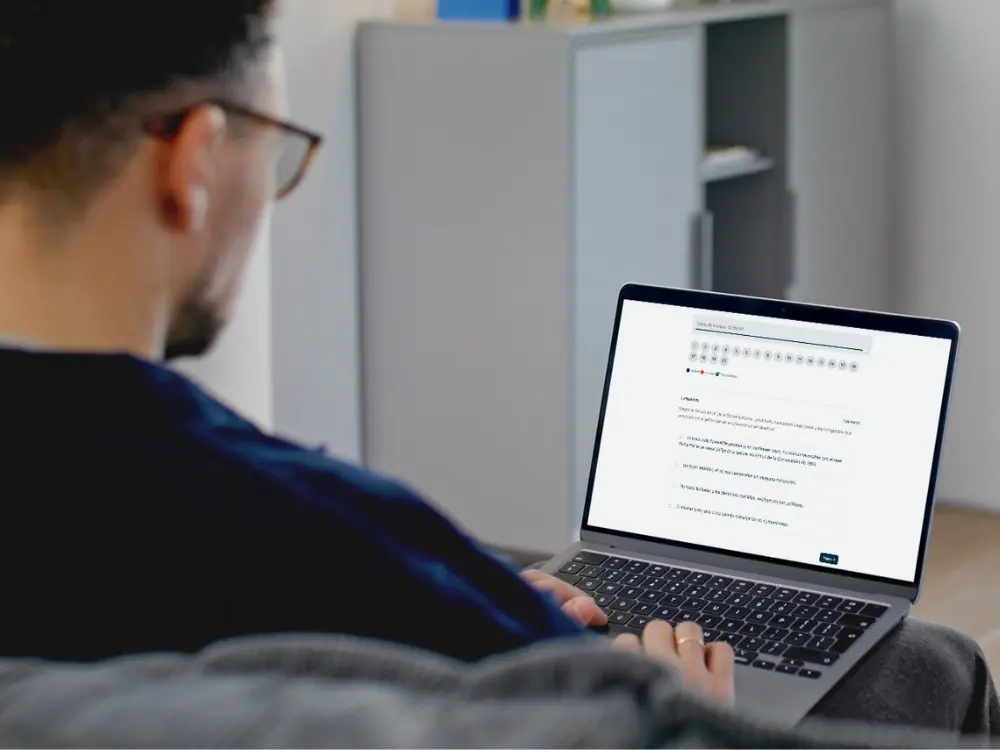 opositor realizando test oposiciones guardia civl en academia elite civil